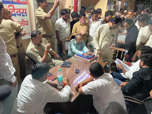 आगरा के शमशाबाद में होटल विवाद: 3 युवक गिरफ्तार, पूर्व विधायक और सैकड़ों समर्थक थाने पहुंचे, हंगामा!