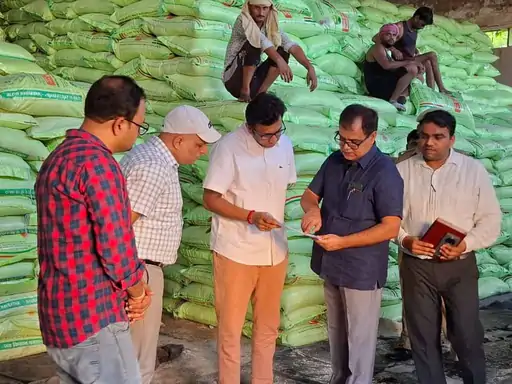 आगरा में डीएम ने किया खाद गोदाम का औचक निरीक्षण