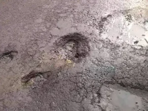 आगरा-बाह हाईवे पर सड़क धंसी, वाहनों का आवागमन प्रभावित