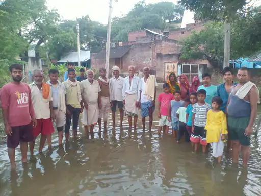 आगरा में बाढ़ का कहर जारी: दूषित पानी और राहत सामग्री में पक्षपात से ग्रामीण परेशान