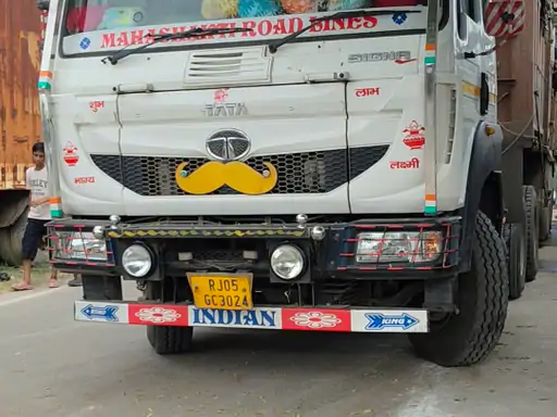 आगरा में जानवरों की खाल से भरा ट्रक पकड़ा, गौ रक्षा दल ने दी पुलिस को सूचना