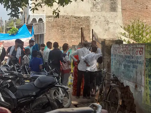 बाह पोस्ट ऑफिस में आधार बनवाने और संशोधन के लिए उमड़ी भीड़