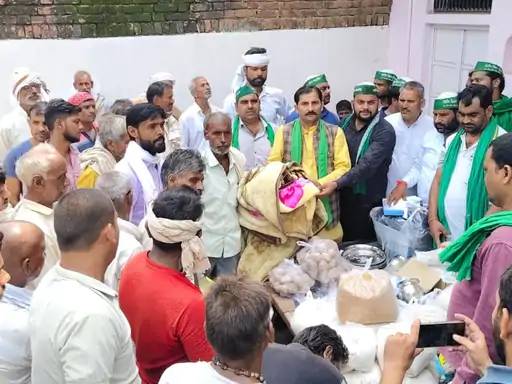 आगरा में बाढ़ पीड़ितों की मदद को आगे आई भाकियू महाशक्ति, बांटी राहत सामग्री