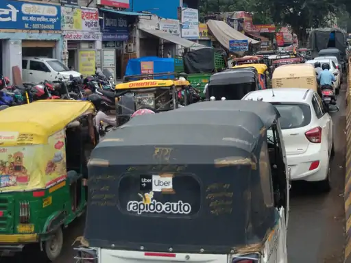 आगरा में हल्की बारिश से सड़कों पर कीचड़, कई इलाकों में लगा जाम