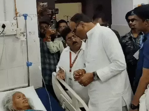 उप मुख्यमंत्री के दौरे से पहले आगरा जिला अस्पताल में ‘दिखावे’ की तैयारी, गंदगी पर जताई नाराजगी, पर क्या छिपाई गई असलियत?