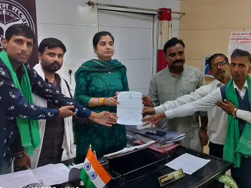 बाढ़ से खराब हुई फसलों के लिए 100% मुआवजे की मांग, किसानों ने एसडीएम को सौंपा ज्ञापन