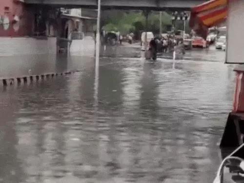 आगरा में झमाझम बारिश से दिन में छाया अंधेरा, सड़कों पर भरा पानी देखिए जलभराव की तस्वीरें