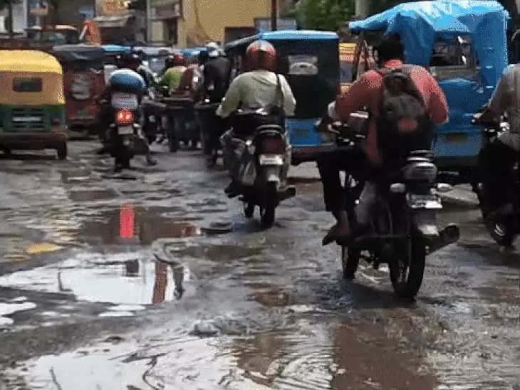 आगरा में सेंट जॉन्स से लोहामंडी तक का रास्ता बना मुसीबत, गड्ढे और कीचड़ से परेशान लोग