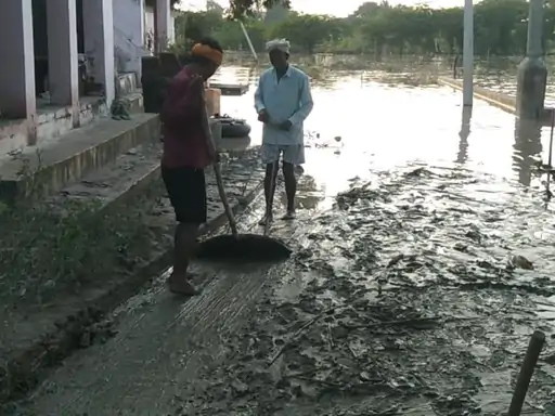 फतेहाबाद के जोनेश्वर घाट पर ग्रामीणों ने कीचड़ साफ कर किया श्रमदान, अंतिम संस्कार के लिए करना होगा इंतजार