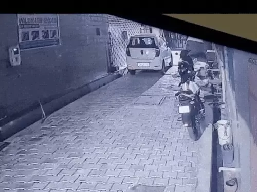 आगरा में दो धमाकों से दहला मोहल्ला, घर का गेट उखड़कर गिरा, सास-बहू घायल