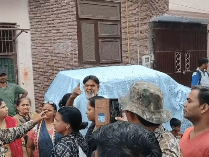 आगरा में अतिक्रमण हटाने गई नगर निगम टीम को लौटना पड़ा, स्थानीय लोगों ने किया विरोध