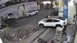 Agra News: हाउस टैक्स विवाद की खौफनाक तस्वीर: फ्रीगंज स्थित बंसल एंटरप्राइजेस के गेट पर फेंका गया कूड़ा, निगम की कार्यशैली पर उठे सवाल