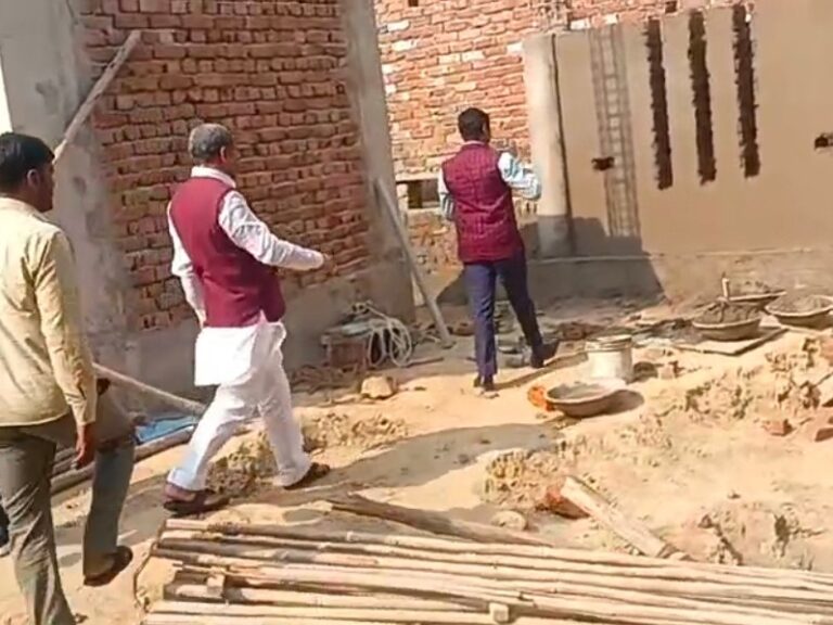 Agra News: घटिया निर्माण पर एआरएम की रोक, नहीं माना ठेकेदार; जांच के लिए दीवार से ईंट भेजी
