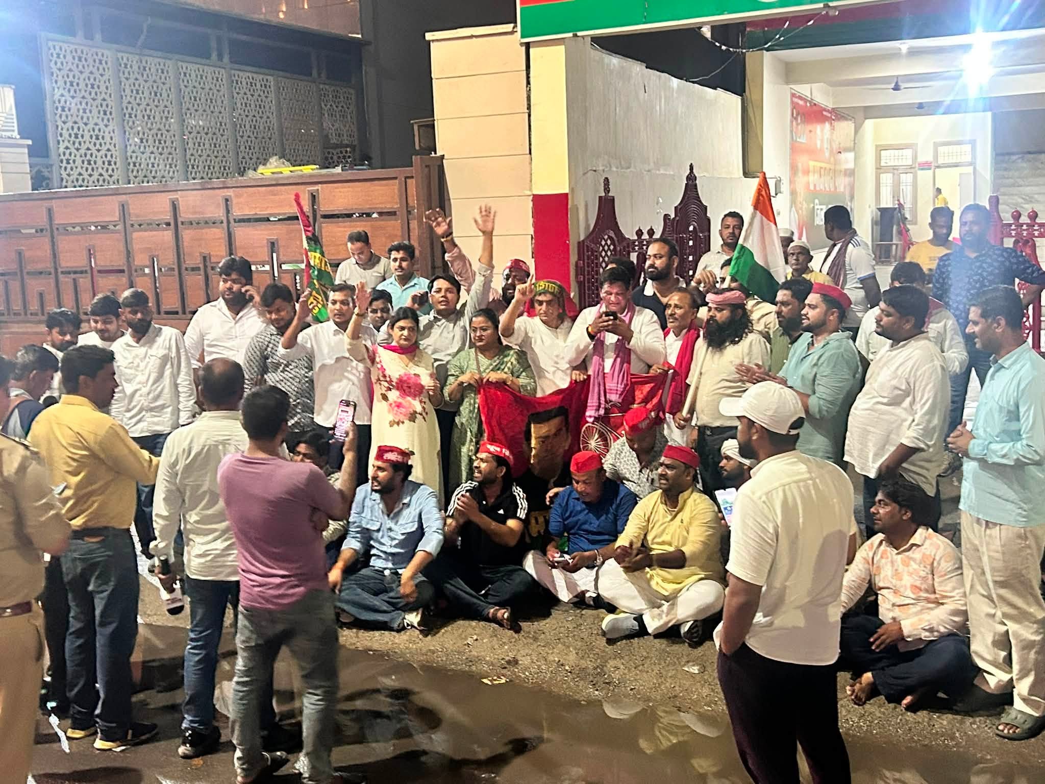 Agra mein Akhilesh Yadav ki Custody ke khilaf SP Workers ka Late Night Protest