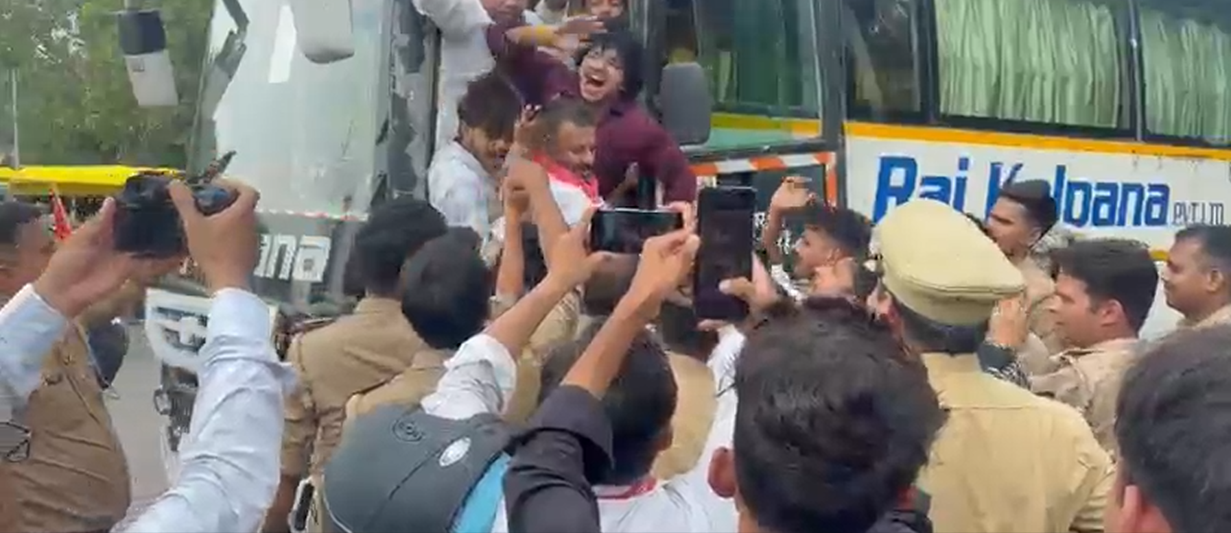 Akhilesh Yadav ki giraftari ke virodh mein Agra ke Bijlighar Chauraha par SP ka pradarshan
